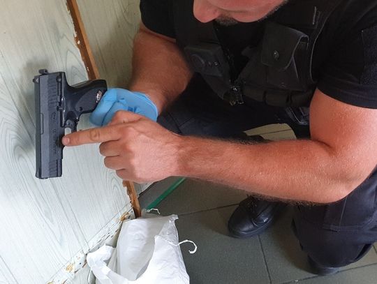 Groził bronią ekspedientce. Na pomoc ruszyli świadkowie 