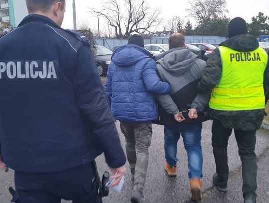 Groził, znieważał, pomawiał sędziów i kuratorów. Błażeja P. oskarżono o 13 czynów przestępczych wobec 7 osób. Sprawa trafiła do sądu w Kutnie