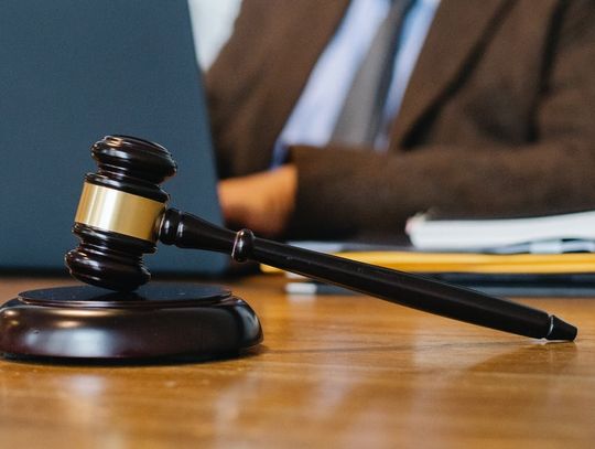 Grozili nożem i pobili Jana S. Po pewnym czasie przecięli i przebili drzwi jego mieszkania