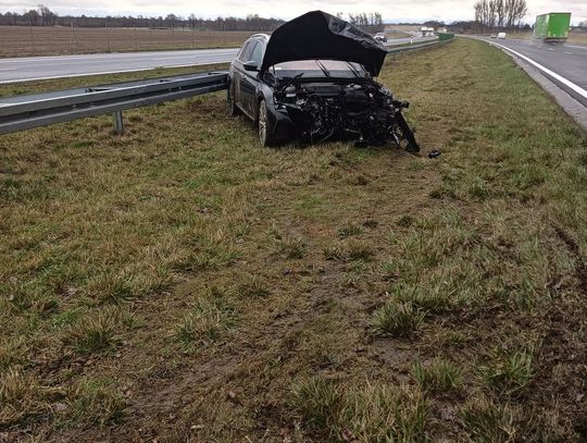 Groźnie na autostradzie A1. Skoda uderzyła w barierki