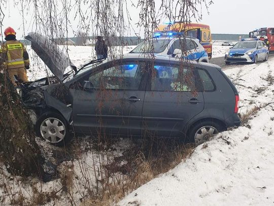 Groźnie pod Kowalem. Volkswagen uderzył w drzewo