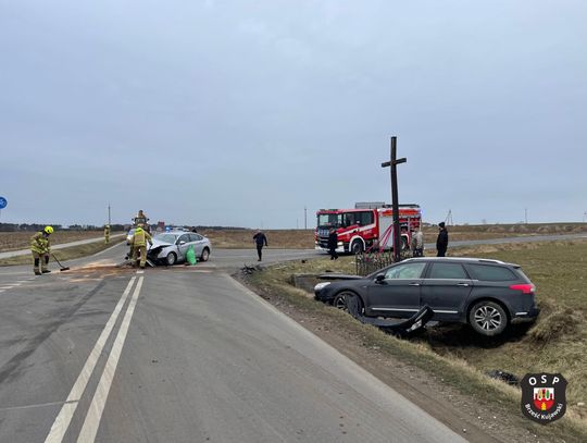 Groźnie wyglądające zdarzenie drogowe w Polówce. Zderzyły się dwa pojazdy osobowe