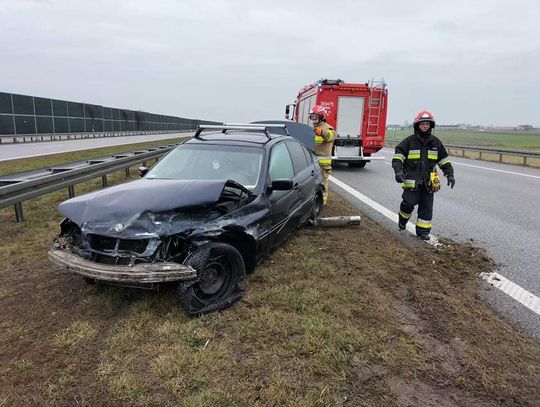 Groźnie wyglądający wypadek na autostradzie A1. BMW uderzyło w bariery ochronne