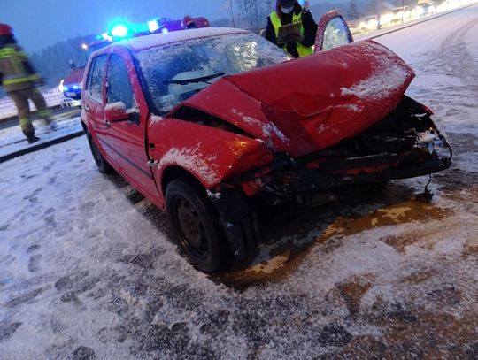 Groźny wypadek na ulicy Toruńskiej. Samochód osobowy zderzył się z ciężarówką
