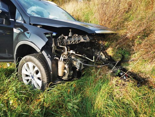 Groźny wypadek w Płowcach. Z jednego z pojazdów wypadł silnik