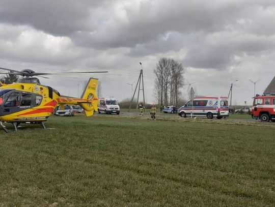 Groźny wypadek w regionie, jedna z osób jest nieprzytomna. Służby czekają na Lotnicze Pogotowie Ratunkowe