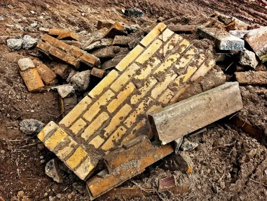 Gruz na placu budowy - jak skutecznie się go pozbyć?