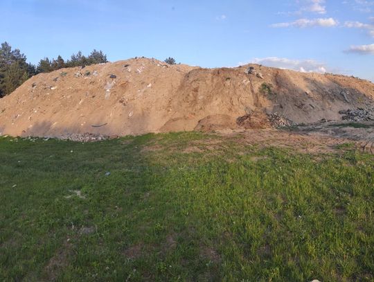 Hałdy piasku, gruzu i styropianu na miejskiej działce. Interwencja doprowadziła do dewelopera...