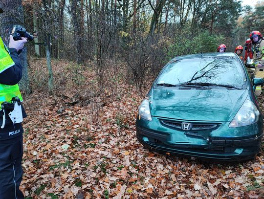 Honda wpadła do rowu. Uwaga na trudne warunki na drodze