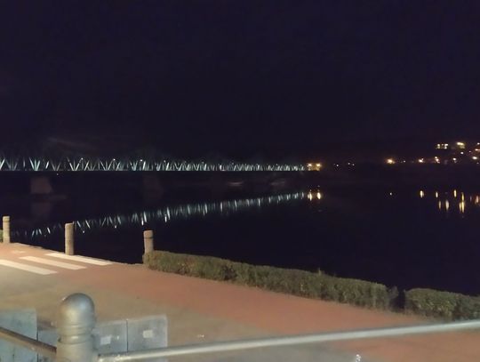 Iluminacja mostu jest nocą wyłączona. Ratusz podał powód 