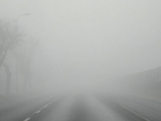 IMGW ostrzega kierowców. Gęsta mgła w całym regionie – widzialność spadnie poniżej 200 metrów