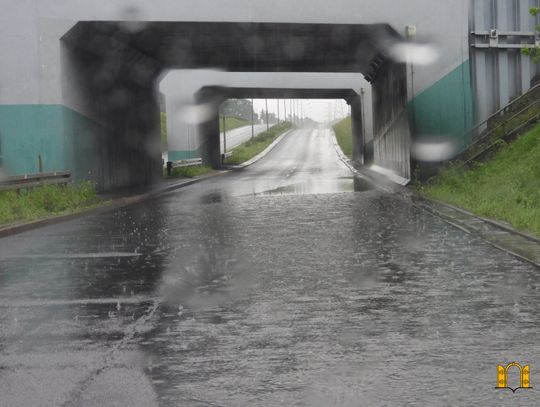 IMGW ostrzega przed gwałtownymi wzrostami stanów wód "od zbiornika Włocławek do Tczewa" i lokalnymi podtopieniami 