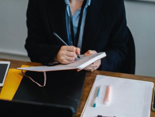 Interesanci MOPR muszą podawać dane przy osobach trzecich? Dyrektor odpowiada