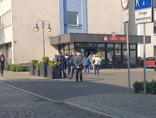 Internauta skarży się na kolejki pod ratuszem. Pytamy co je powoduje...