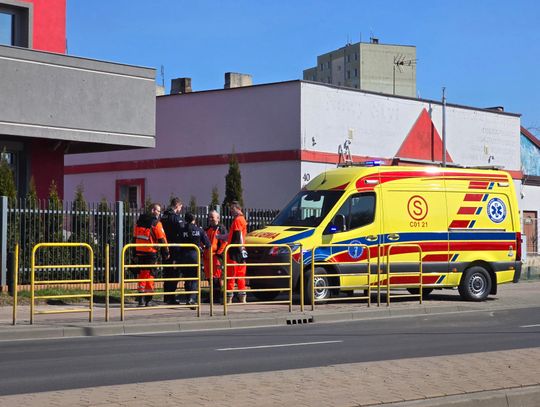 Karetka i policja na Okrzei. Wezwanie do 57-latka