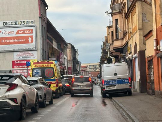 Interwencja służb na ul. Piekarskiej. Mężczyzna przekazany ratownikom medycznym