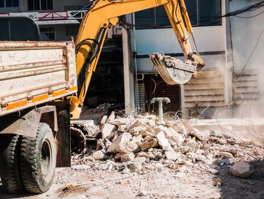 Jak efektywnie wykorzystać powstały gruz podczas budowy domu?