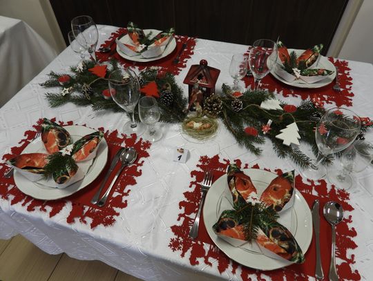 Jak pomysłowo można przybrać wigilijny stół pokazali uczniowie Zespołu Szkół Chemicznych