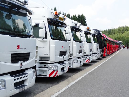 Jak programy spedycyjne ułatwiają zarządzanie transportem?