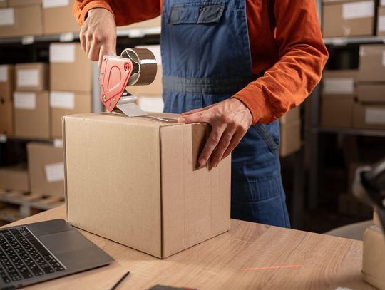 Jakie opakowania wybrać do pakowania towarów?