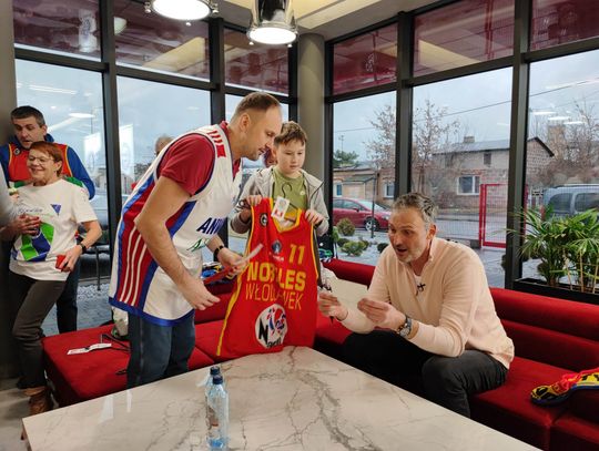 "Jankes" podpisał unikatowe koszulki przygotowane przez firmę ESEN