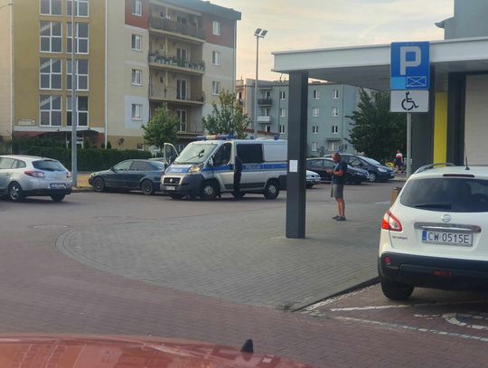 Jechał nietrzeźwy, bez uprawnień i po drodze zamkniętej dla ruchu. Ujęto go przy Biedronce