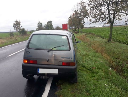 Jechał w kierunku Włocławka całą szerokością jezdni. Zatrzymali go obywatele. Miał dożywotni zakaz kierowania