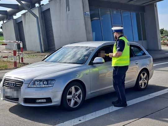 Jechali autostradą po spożyciu alkoholu. Stracili prawko i...