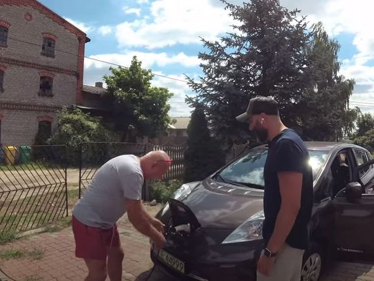 Jechali do Warszawy autem elektrycznym, niestety we Włocławku, nie mieli gdzie naładować... Ratusz zapewnia, że do końca roku powstanie 60 ładowarek