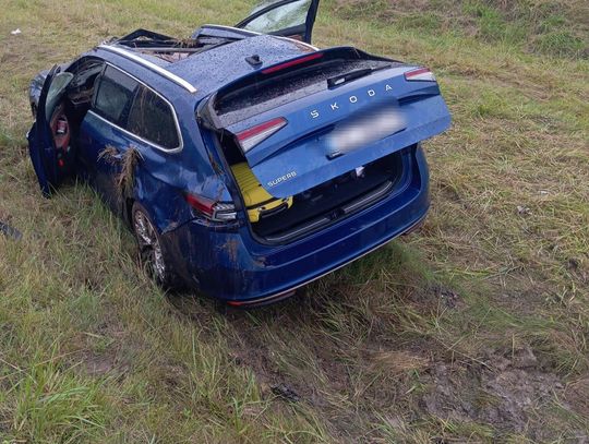 [aktualizacja] Jedna osoba w szpitalu po dachowaniu Skody na A1