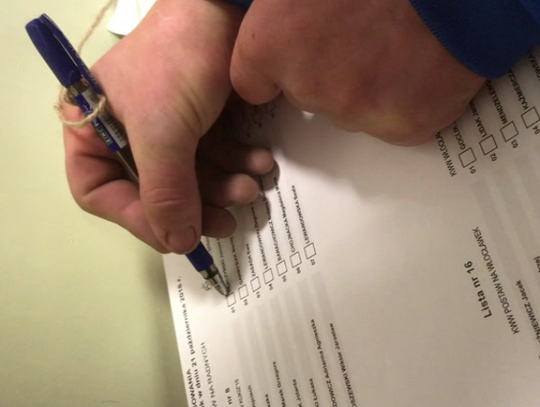 Jest akt oskarżenia ws. kupowania głosów na PiS w wyborach 2018 r. W tle obecna wiceminister 