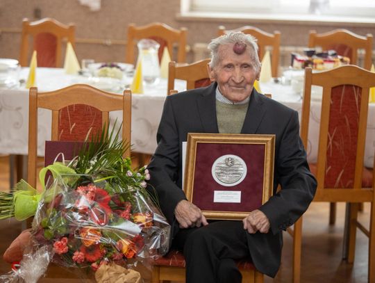 Julian Pawłowski z Lubrańca skończył 101 lat. Społecznik odebrał medal Unitas Durat Palatinatus