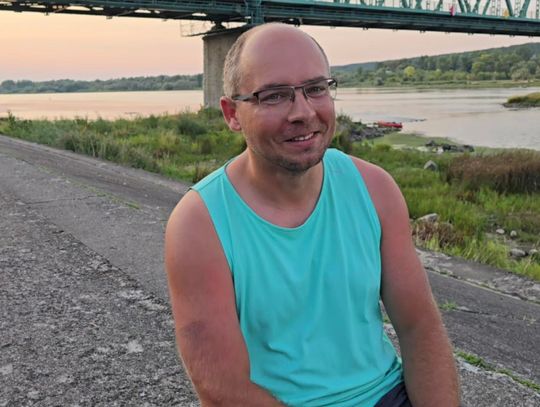 Kajakiem przez Polskę, ale...zatrzymany na włocławskiej zaporze. Nietypowa przeprawa kajakarza