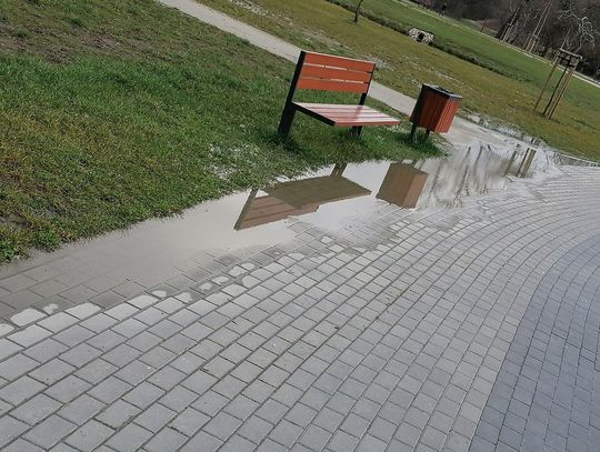 Kałuże na ścieżkach w parku na Słodowie? Na skutek interwencji włocławianina, wykonawca wymieni kruszywo 