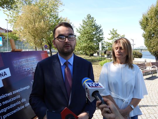 Kandydat Lewicy prezentuje program. Chce walczyć z "fake newsami" i obiecuje podwyżki dla nauczycieli