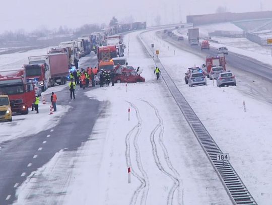 Karambol kilkunastu aut na A1.  Nie żyje jedna osoba, 6-latek w ciężkim stanie w bydgoskim szpitalu