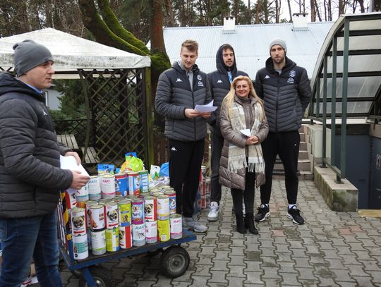 Karma Wraca czyli jak koszykarze zebrali 711 kg karmy!