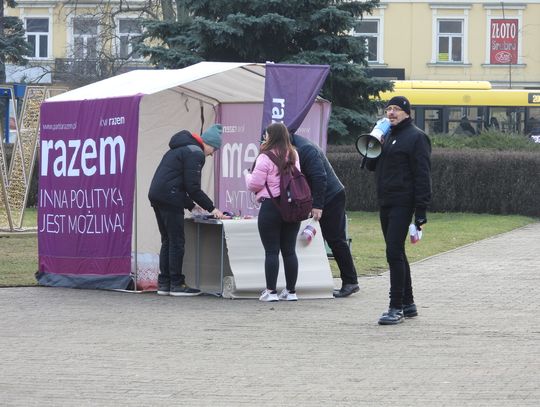 Każdy mógł zapisać postulaty na kartonowym zwoju. Partia Razem zorganizowała happening