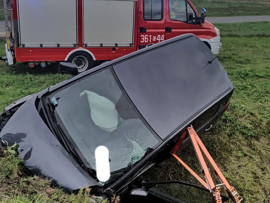 Kia zjechała do rowu na autostradzie. Kierowca prawdopodobnie zasłabł