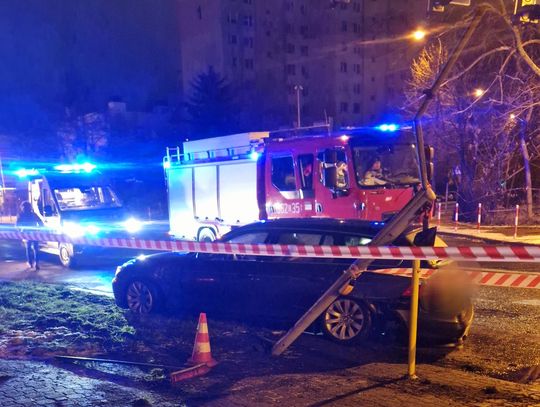 Kierowca BMW ściął sygnalizator świetlny na skrzyżowaniu ul. Chopina i Chmielnej. Nie działają światła