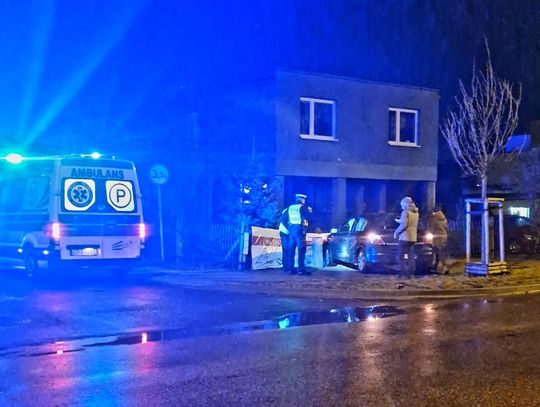 Kierowca opla wjechał w ogrodzenie. Zderzył się z BMW