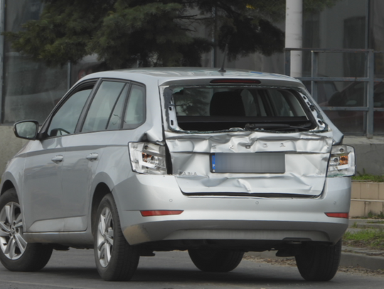 Kierowca pojazdu ciężarowego uderzył w Skodę