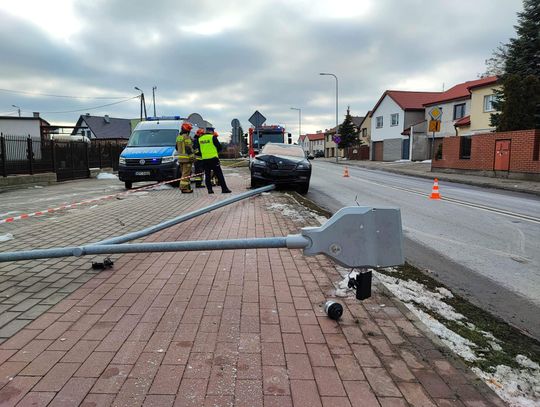 Kierowca Skody uderzył w słup oświetleniowy na ul. Kapitulnej. Na miejscu policja i straż pożarna 
