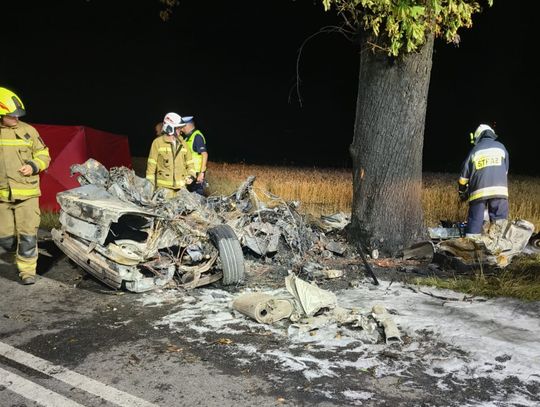 Kierowca spłonął w bmw po uderzeniu w drzewo. Miał 21 lat