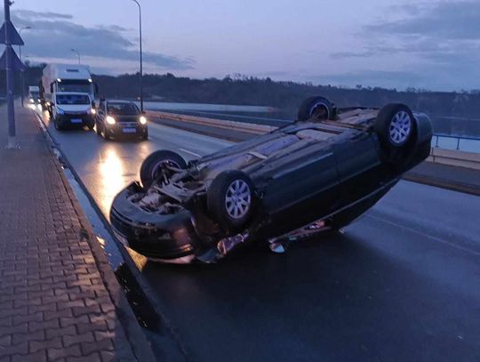 Kierowca Volkswagena, który dachował uciekł z miejsca...