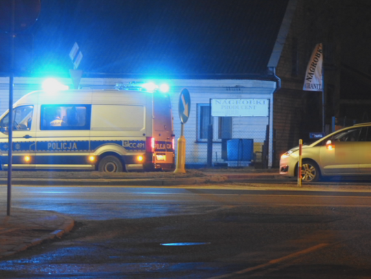 Kierowca wjechał w dziurę na ul. Wroniej. Uszkodził koła