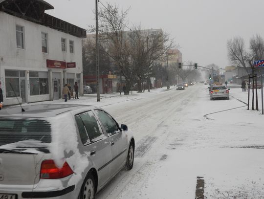 Kierowcy nie szczędzą krytyki: "Na co czekają służby aż śnieg się roztopi"? 