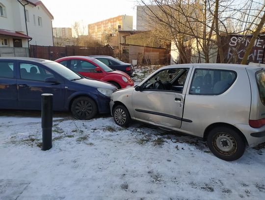 Kierująca Fiatem uderzyła w latarnię na ul. Dziewińskiej