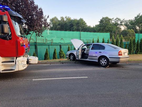 Kierująca Škodą uderzyła w stojącą na parkingu Mazdę i zatrzymała się na krawężniku