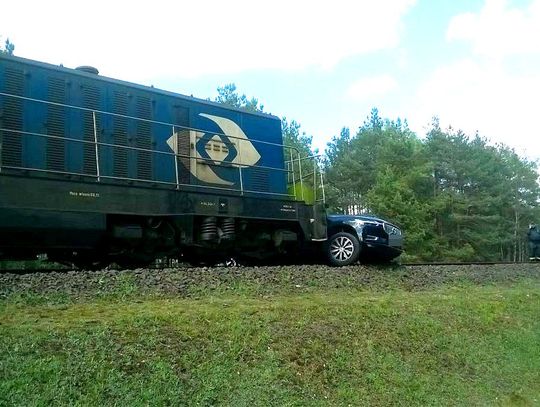 Kierująca Volvo wjechała pod lokomotywę na przejeździe kolejowym